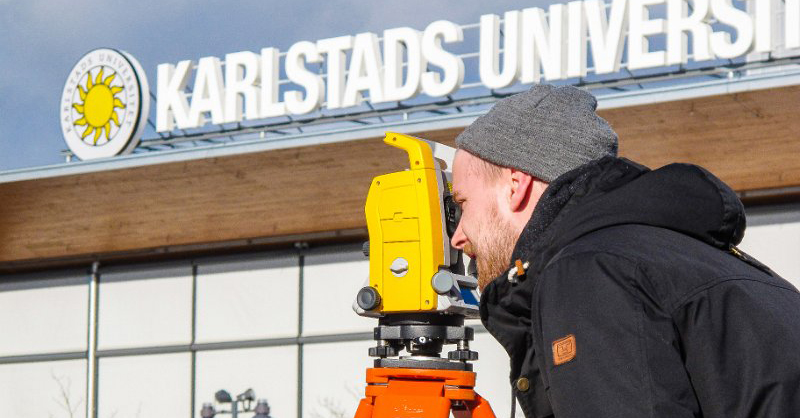 Student inom geomatik vid Karlstads universitet testar mätinstrument