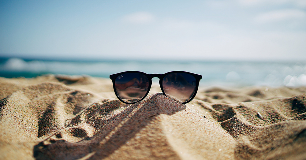 Solglasögon på en strand
