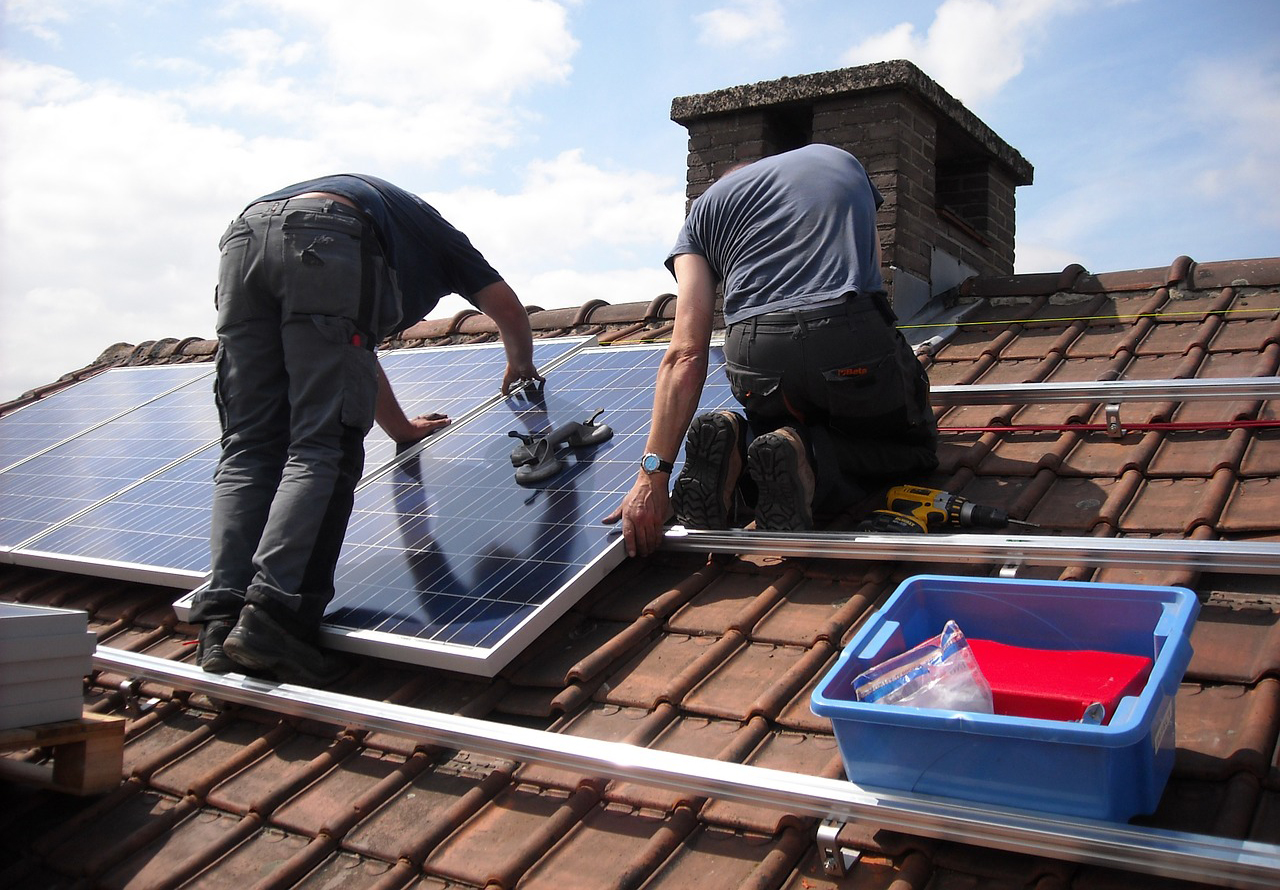 Solpaneler monteras på tak